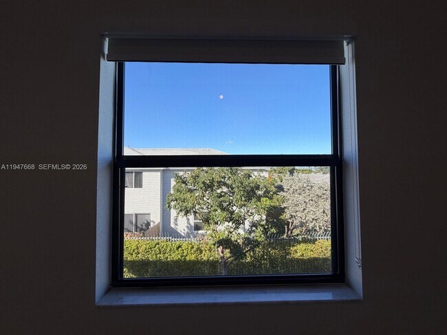 Building Photo - 909 NE 211th St