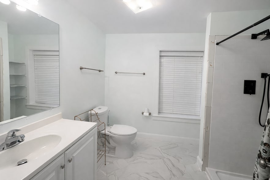 Building Photo - 816 1/2 W Lombard St