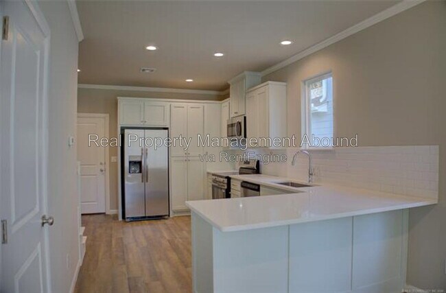 Building Photo - 726 S Weenonah Ave