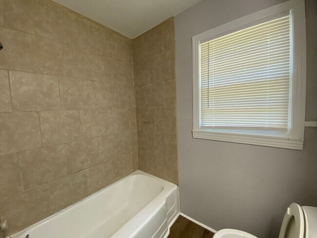 Building Photo - 2BD 1BA Home in South Waco - Available early August!