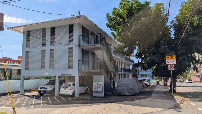 Building Photo - Centrally located 1 bed, 1 bath 2 parking, 2nd floor walkup in Makiki
