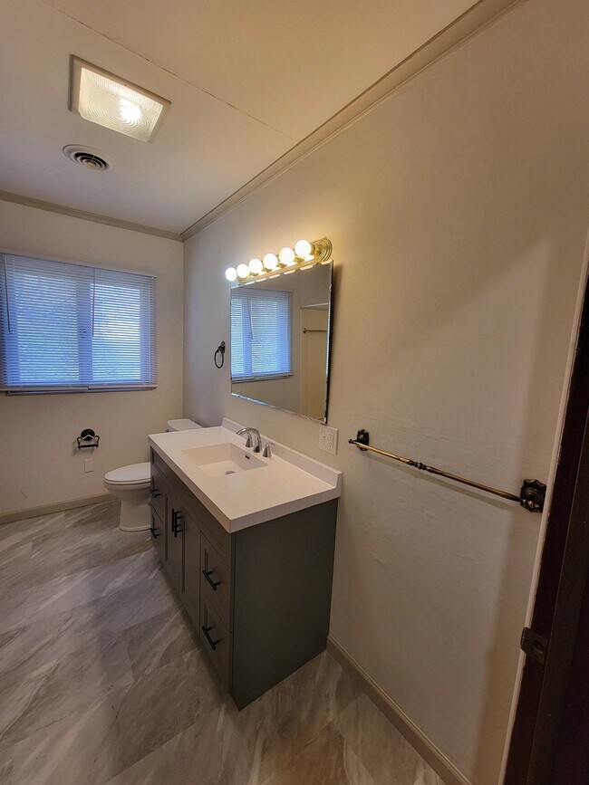 Building Photo - 477 Civitan St