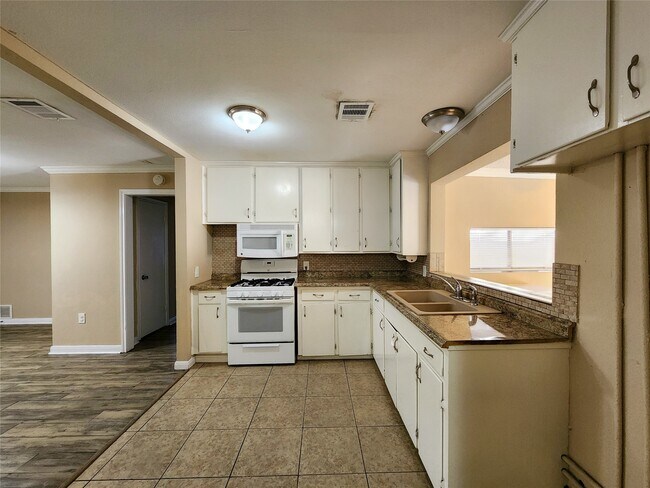 Building Photo - 1013 14th Ave N