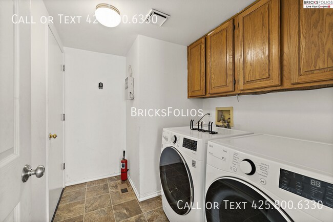 Building Photo - Luxurious 5-bedroom home in Sammamish with...