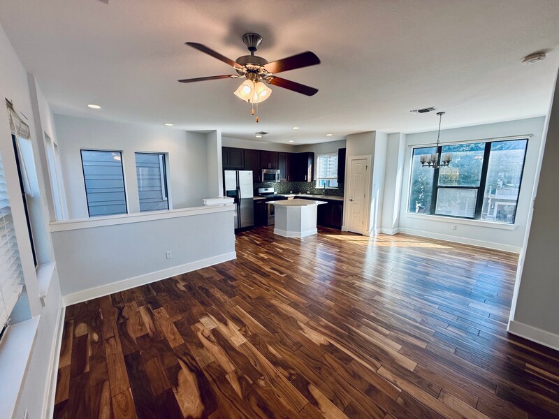 Building Photo - 1501 Lorraine Loop