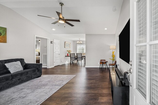 Building Photo - 3 Bedroom 2 Full Bath Home For Rent near Post!