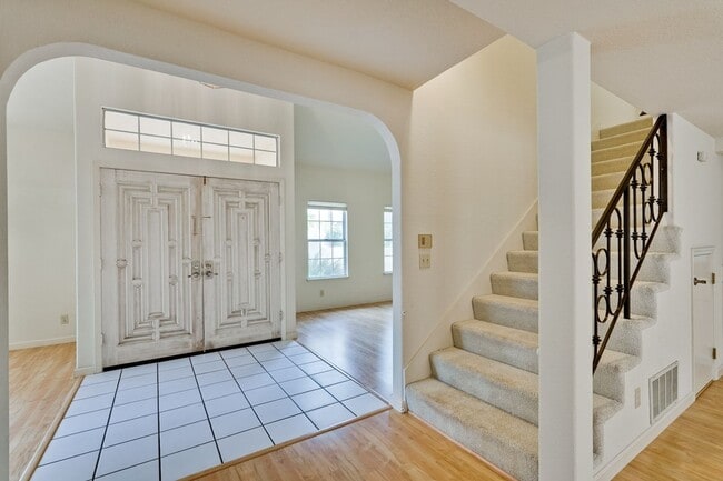 Building Photo - Lovely and spacious 3BR 2.5BA townhouse in...
