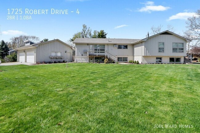 Building Photo - Two Bedroom Apt with Pool and Garage