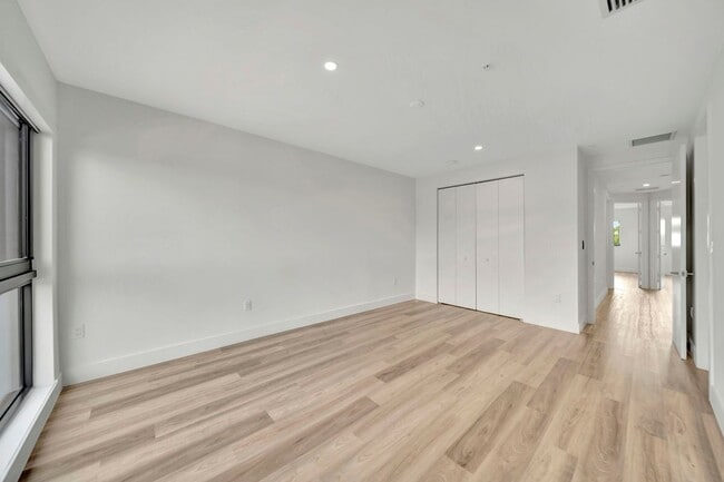 Building Photo - 4224 NE 7th Terrace