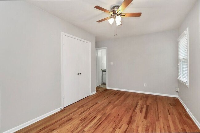 Building Photo - 3BD/1BA All Brick Ranch on One Acre!