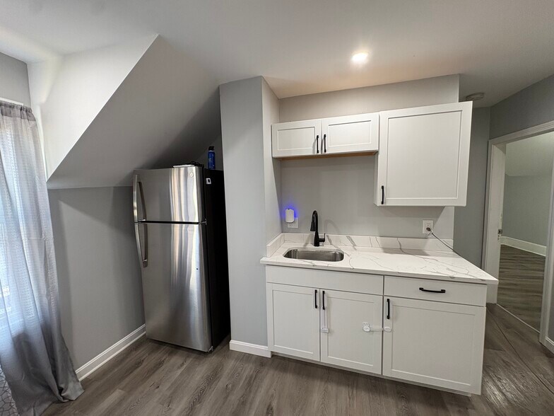 Building Photo - 161 Beech St