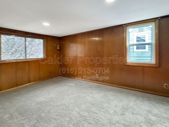 Building Photo - 1039 Kentwood Dr NE
