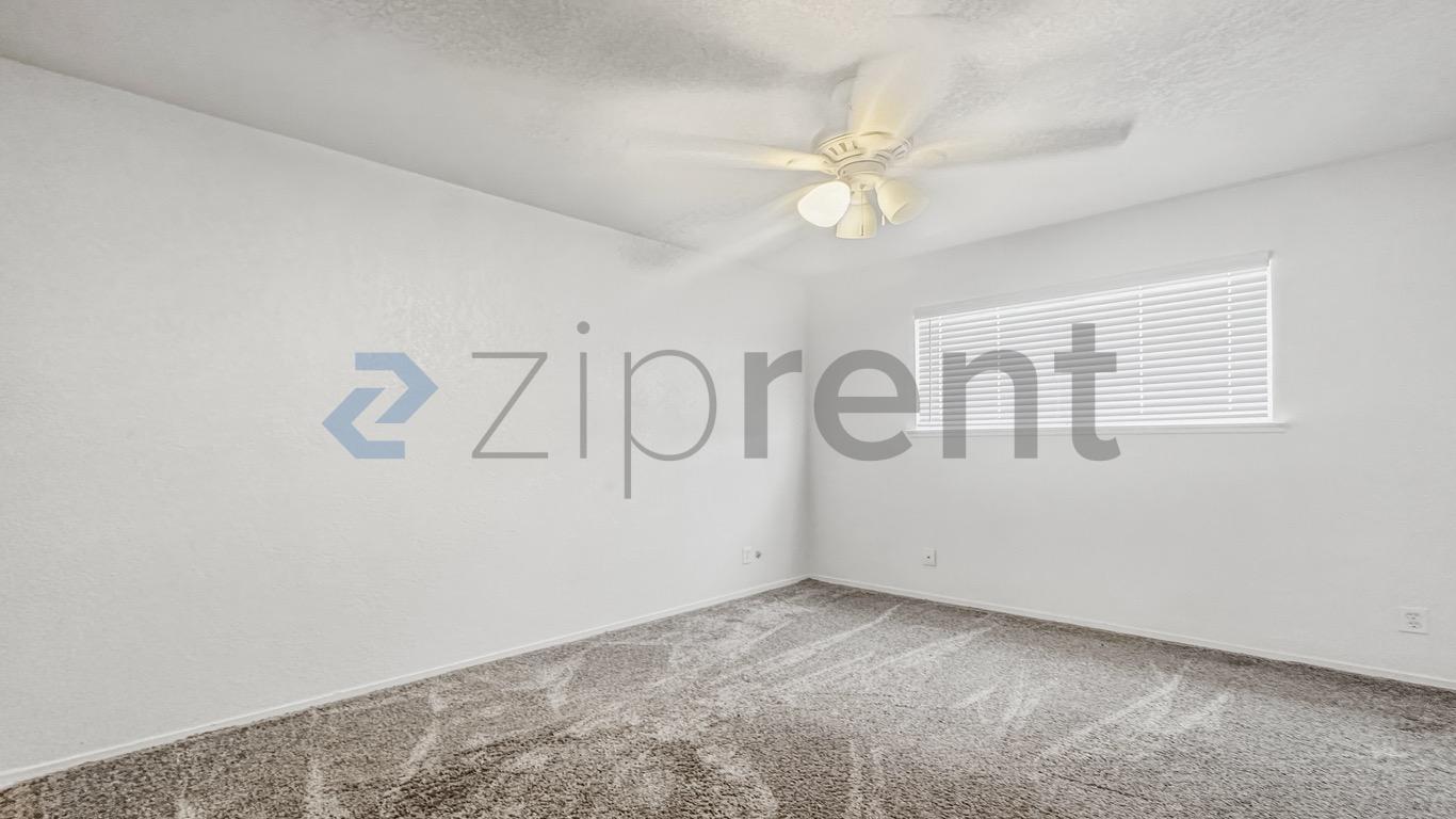 Building Photo - 5188 E Ashlan Ave