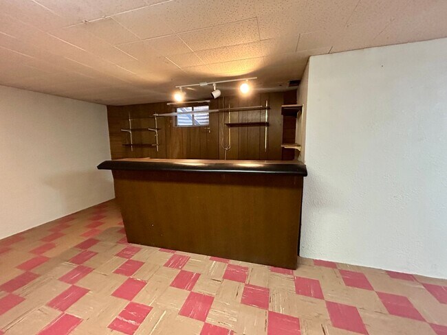 Building Photo - 4 Bedroom Ranch House - Prime Location Min...