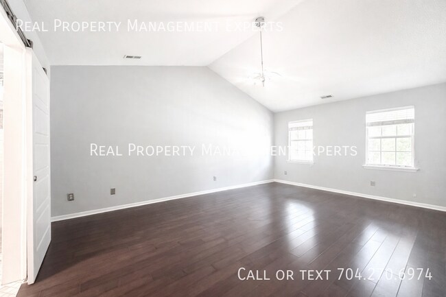 Building Photo - 8509 Golf Ridge Dr