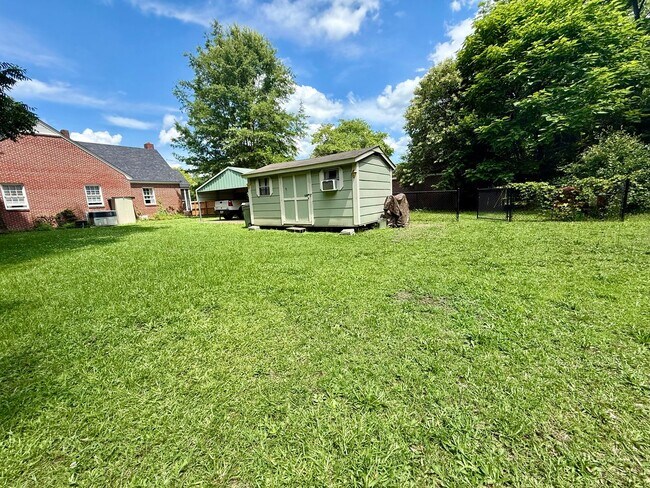Building Photo - Small town living at its best!