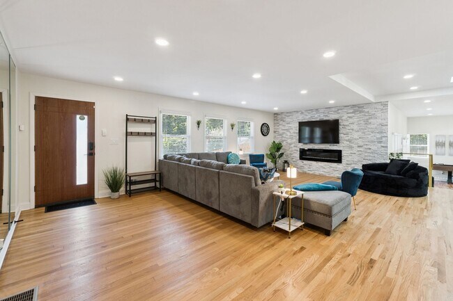 Building Photo - Fully Furnished: Beautiful 4-Bedroom Home ...