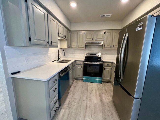 Building Photo - Beautifully Remodeled Duplex Available NOW!