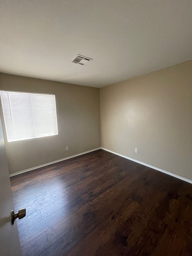 Building Photo - 3026 Honeysuckle Ave