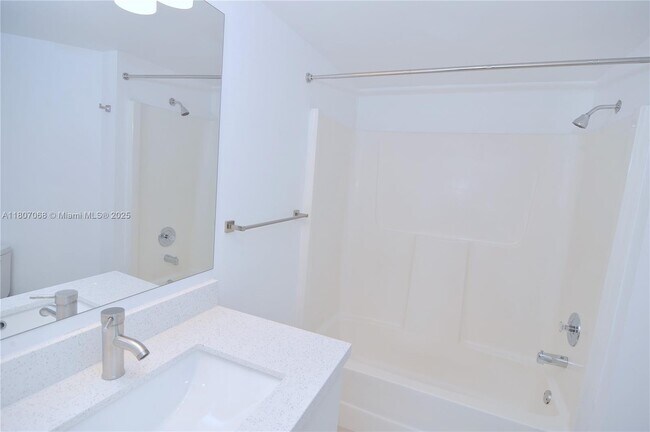 Building Photo - 9427 Fontainebleau Blvd