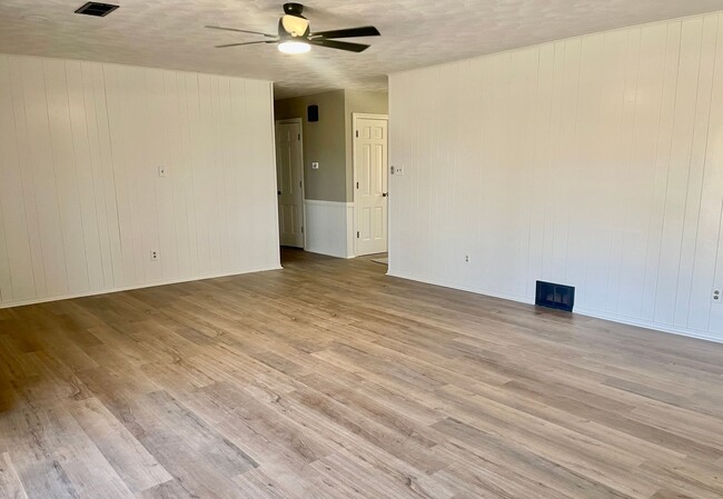 Building Photo - Gorgeous! Completely Remodeled 3/2/2 in Ba...