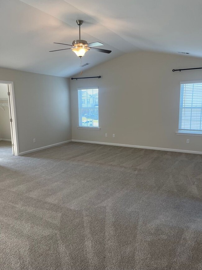 Building Photo - Stunning well kept 4 bed/ 3 bath home!