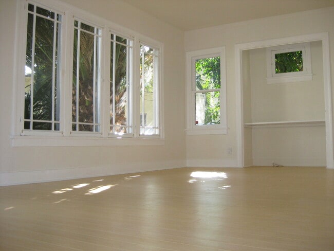 Living room - 1223 N Orange Grove Ave