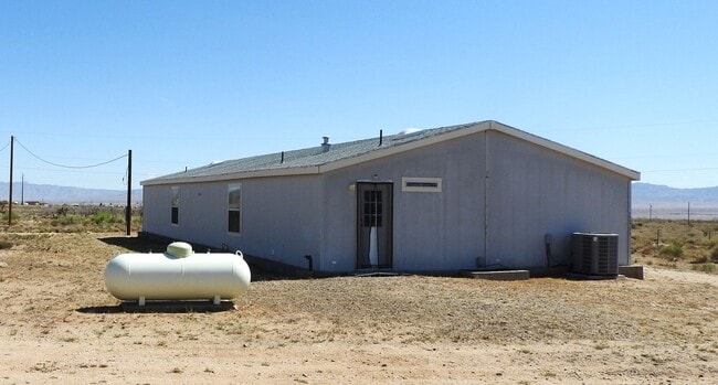 Building Photo - Your Country Living Retreat Awaits