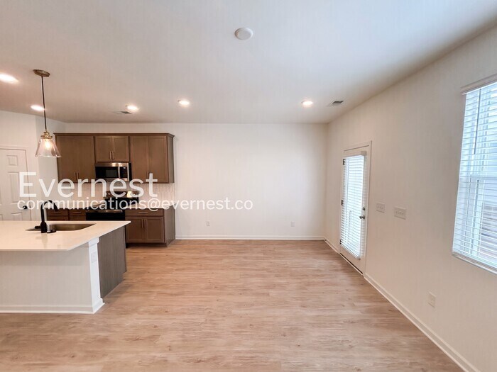 Building Photo - 2900 Suzanne Landon Dr