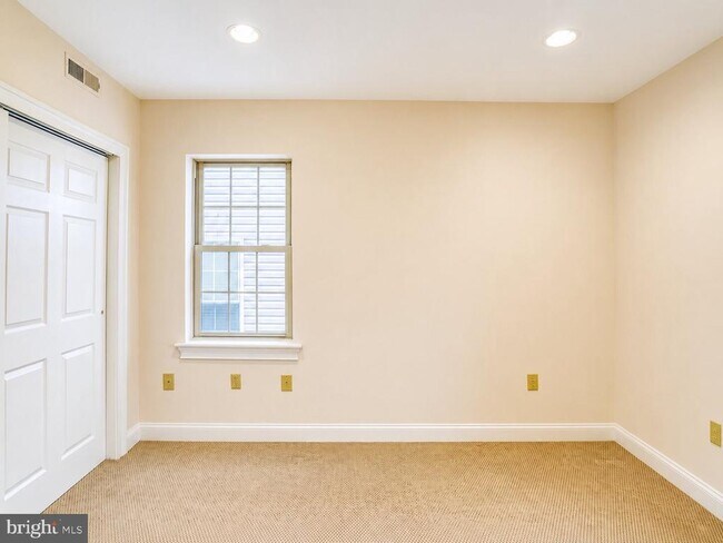Building Photo - 2542 W Girard Ave