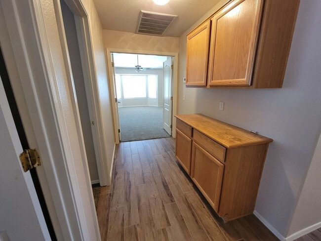 Building Photo - Updated 3 bed with 3-Garage in Bridlewood Subdivision