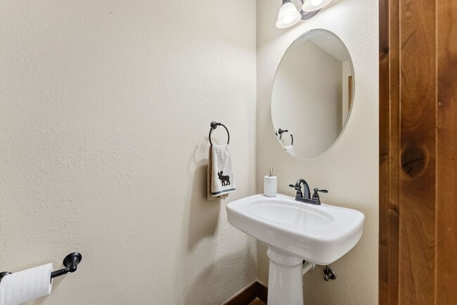 Building Photo - Breck 3-bedroom home with views! 12 month lease!