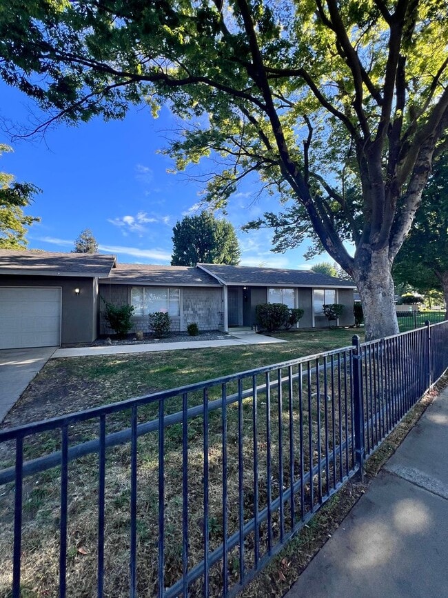 Building Photo - Pretty 3 bedroom 2 bath home in Modesto