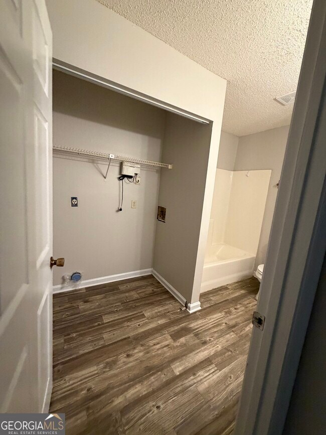 Building Photo - 302 Admiral's Walk Dr