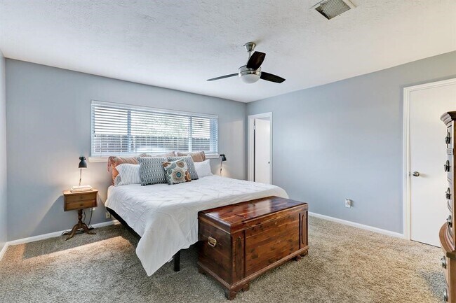 Building Photo - 9738 Derrik Dr