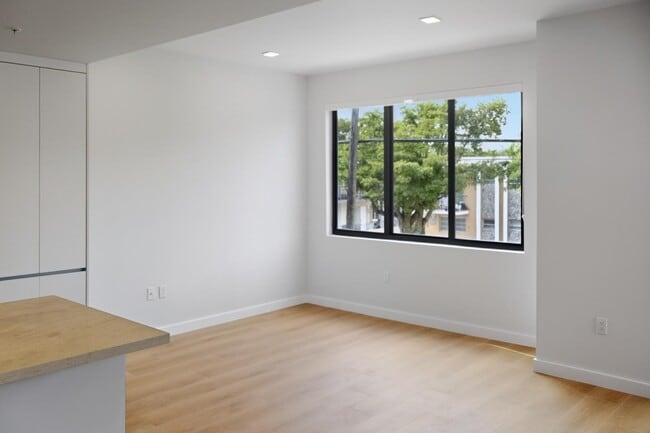 Building Photo - 1376 SW 4th St