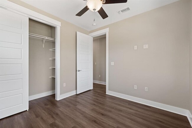 Building Photo - 1702 Cedar Bend Dr