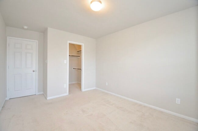 Building Photo - 5443 Grand View Dr