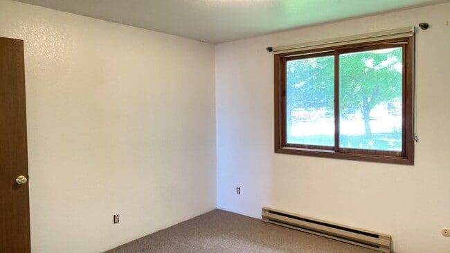 Building Photo - Cozy Farmhouse