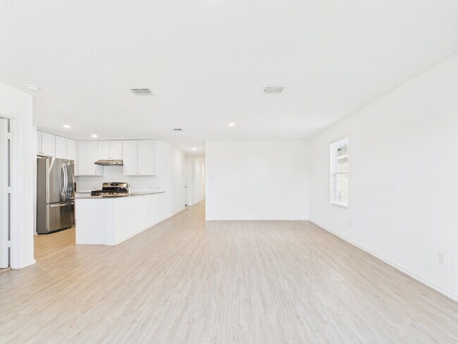 Building Photo - "Open-Concept Living in Fredericksburg"