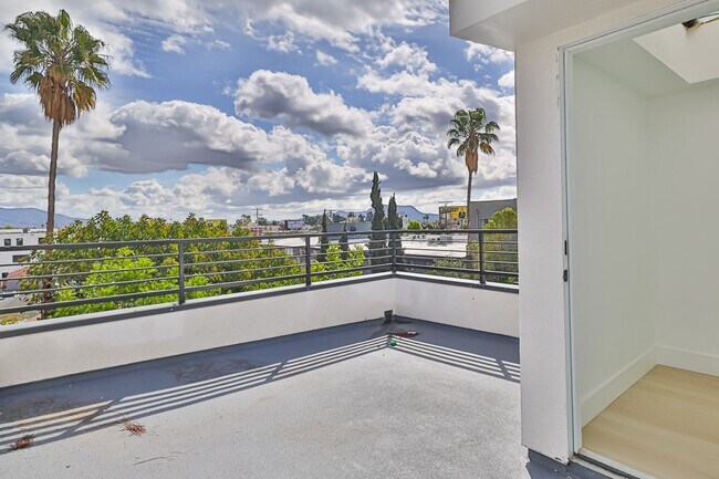 Building Photo - Modern 4 Bed / 3 Bath Townhome with Privat...