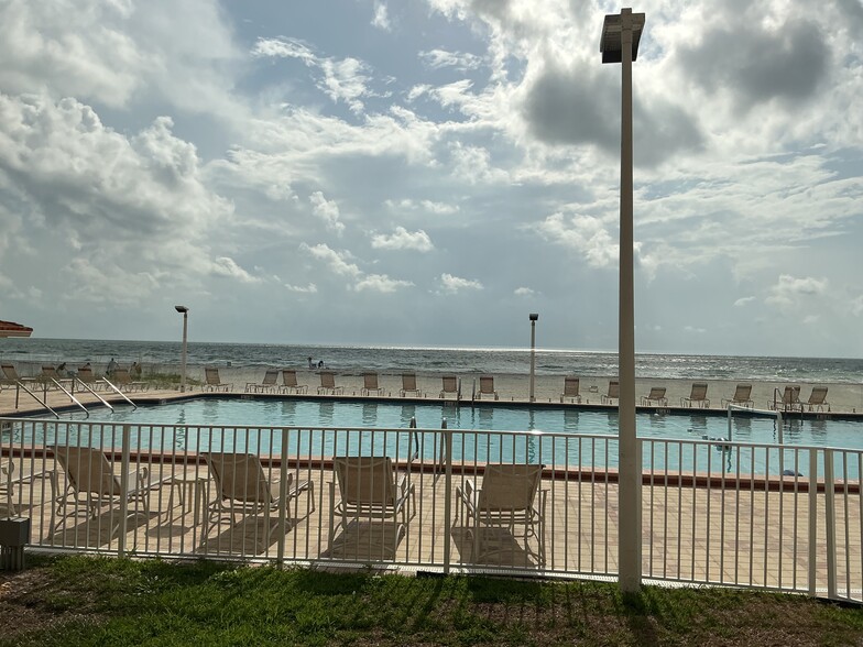 Pool - 880 Mandalay Ave
