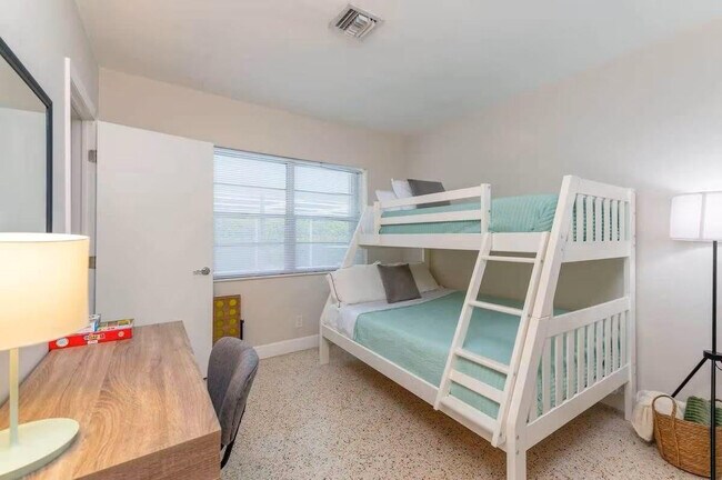 Building Photo - 176 SE 27th Pl