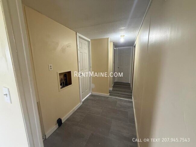 Building Photo - 8 Hall Dr