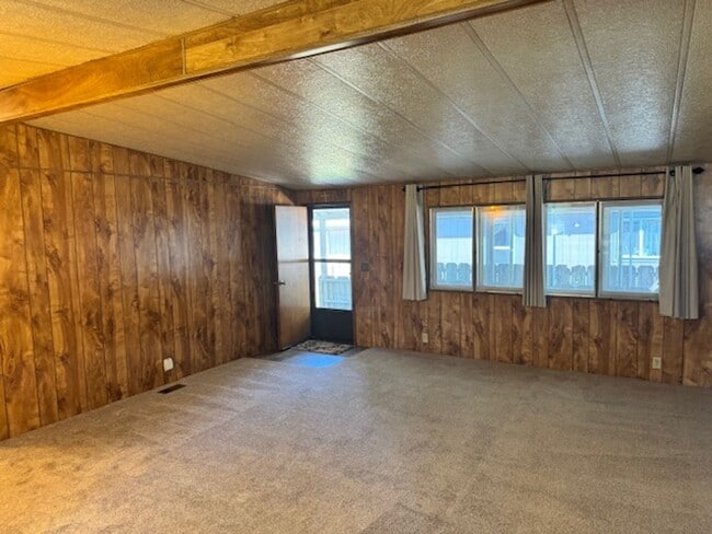 Building Photo - RARE FIND AVAILABLE NOW HOME IN ROGUE RIVER