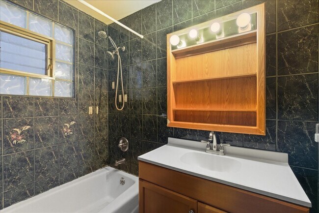 Building Photo - 1727 W 19th St