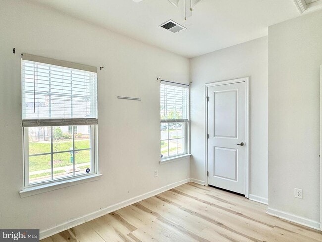 Building Photo - 127 Streamview Dr