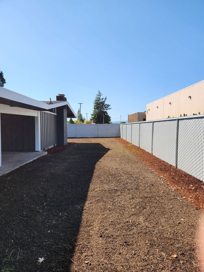 Building Photo - Newly Renovated 3 Bedroom House with a Car...