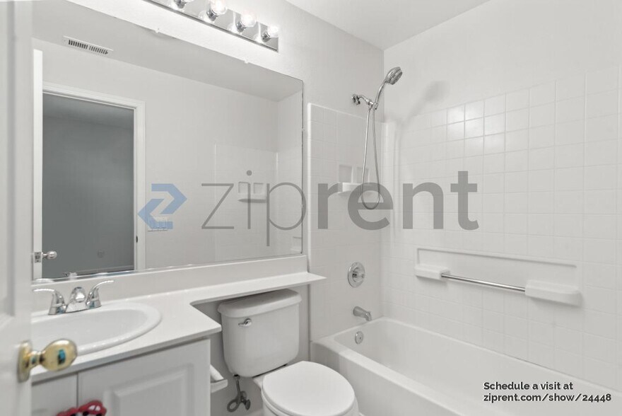 Building Photo - 334 Dunsmuir Terrace