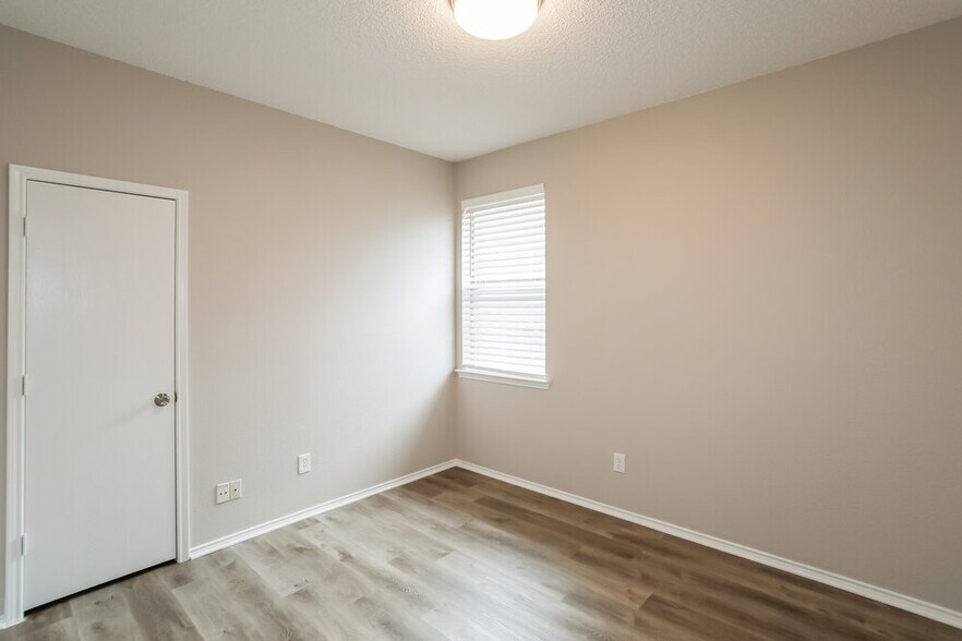 Building Photo - 7213 Park Creek Cir W